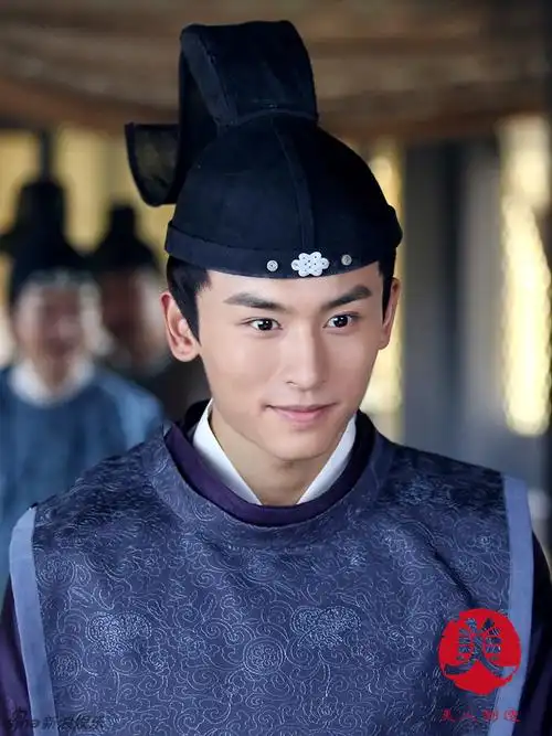 超级明星娱乐讯 《美人制造》曝光了张哲瀚的多张剧照.