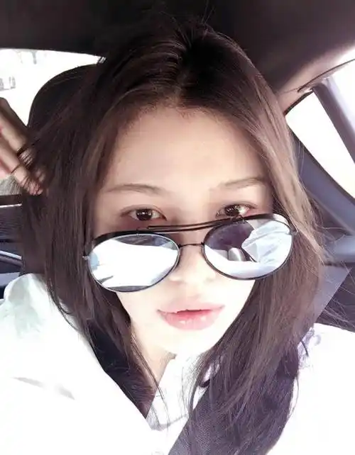 汪峰前妻葛荟婕深夜晒旧照感慨人生,却遭网友吐槽照片很提神_女儿