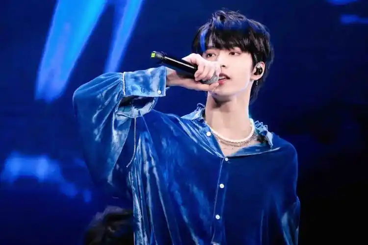 刘耀文图片30蓝衣小刘请求出战