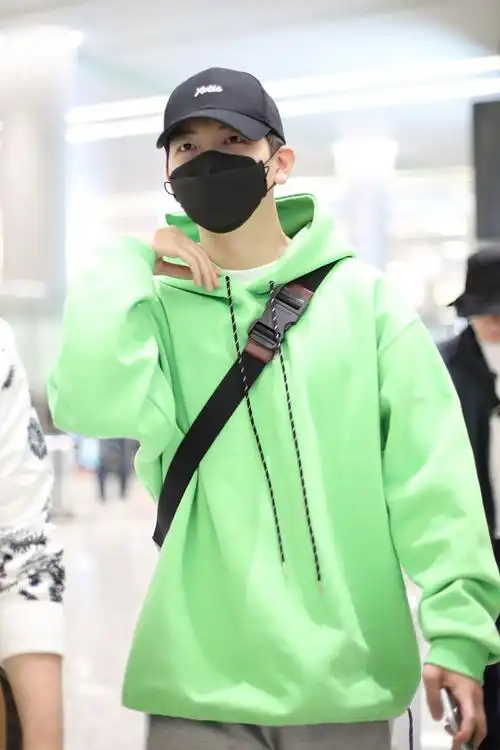 胡夏清爽运动风穿搭现身机场,戴口罩包裹严实