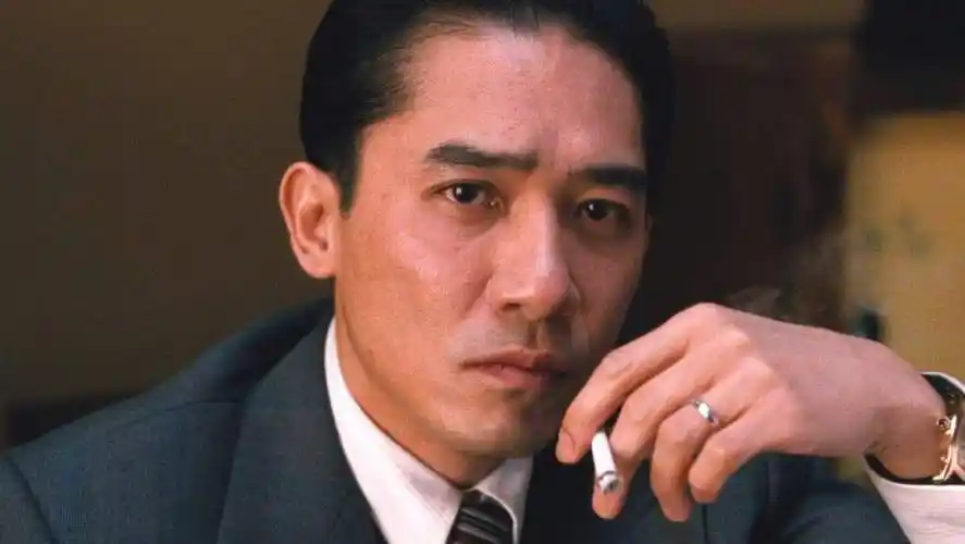 61岁梁朝伟近照苍老难认,头发稀疏满脸皱纹,丁克一生是否后悔