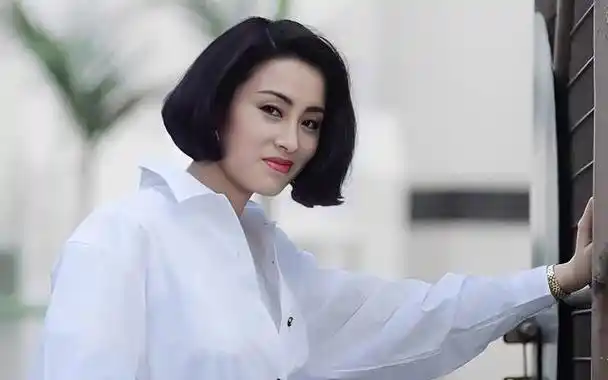 照片中,张敏面容消瘦,被指"只有70多斤",状态令人担忧.