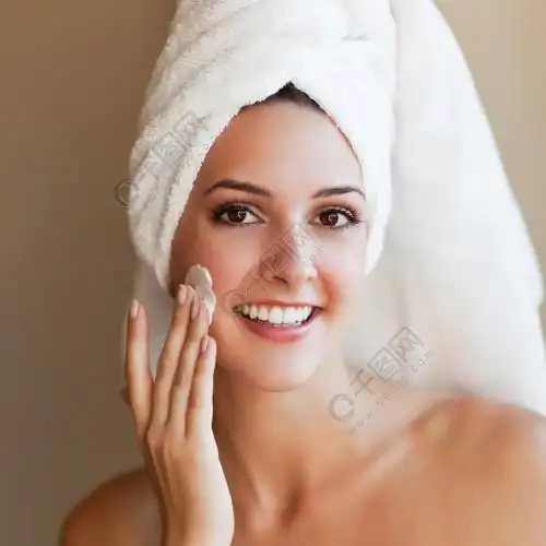 一个年轻漂亮的女人她的脸上涂乳液的镜头