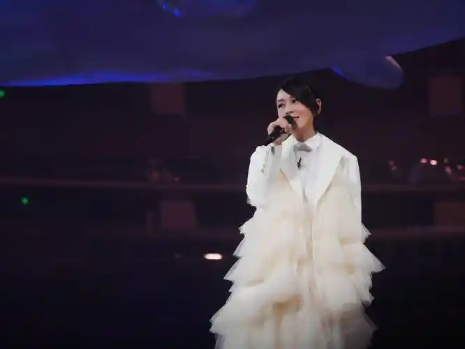 刘若英睽违七年重归上海开唱 新造型网友直呼"太美了" _音乐天地_舞儿