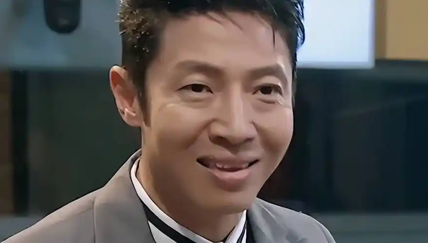 还能凭"皮笑肉不笑"的惊人技艺,成为新一代表情包霸主.