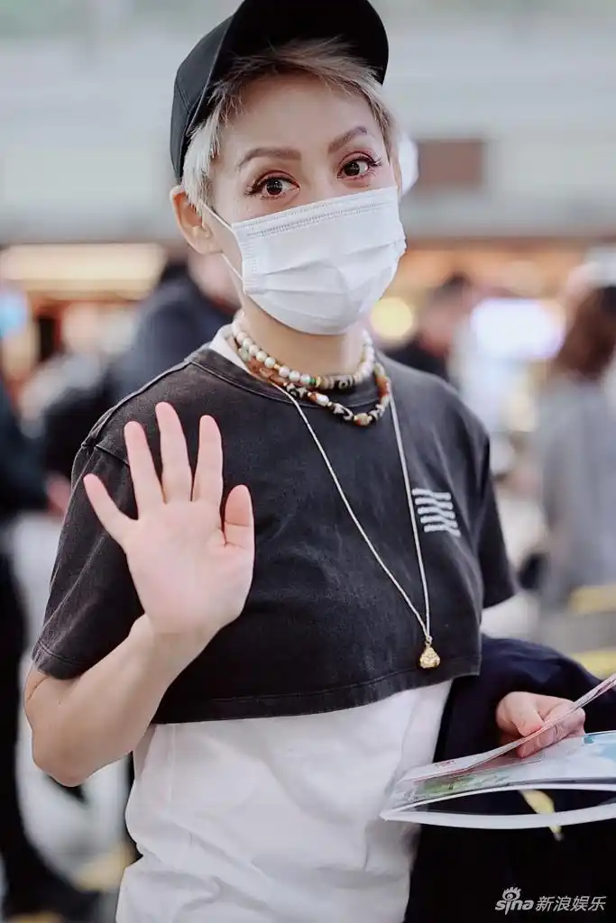 组图:宁静白发配棒球帽清爽帅气 佩珍珠项链叠戴佛串很混搭