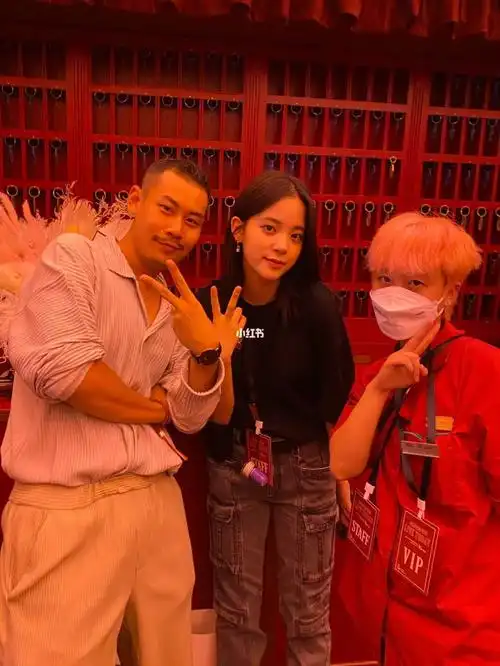 欧阳娜娜的1042#刘昊然为欧阳娜娜艺术展送花篮#李现  #张子枫