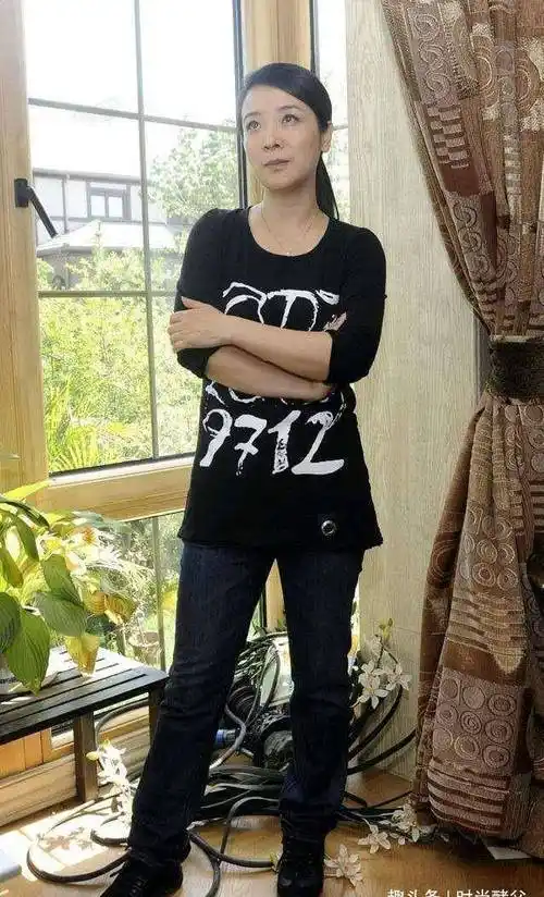 陈小艺遇上徐帆,同52岁差别很大,穿着显老把徐帆衬成"一朵花"_气质