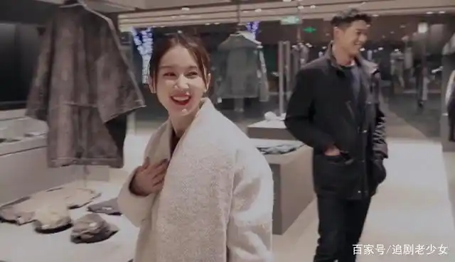 王子文第一次和吴永恩逛街,甜蜜互动被围观,吴永恩带王子文落跑