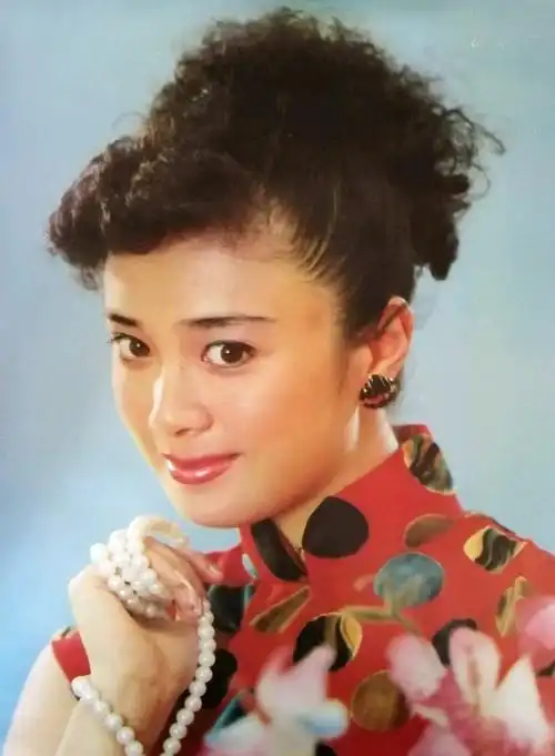 傅艺伟个人资料(傅艺伟的跌落人生,和她生命中爱过的2个重要男人)