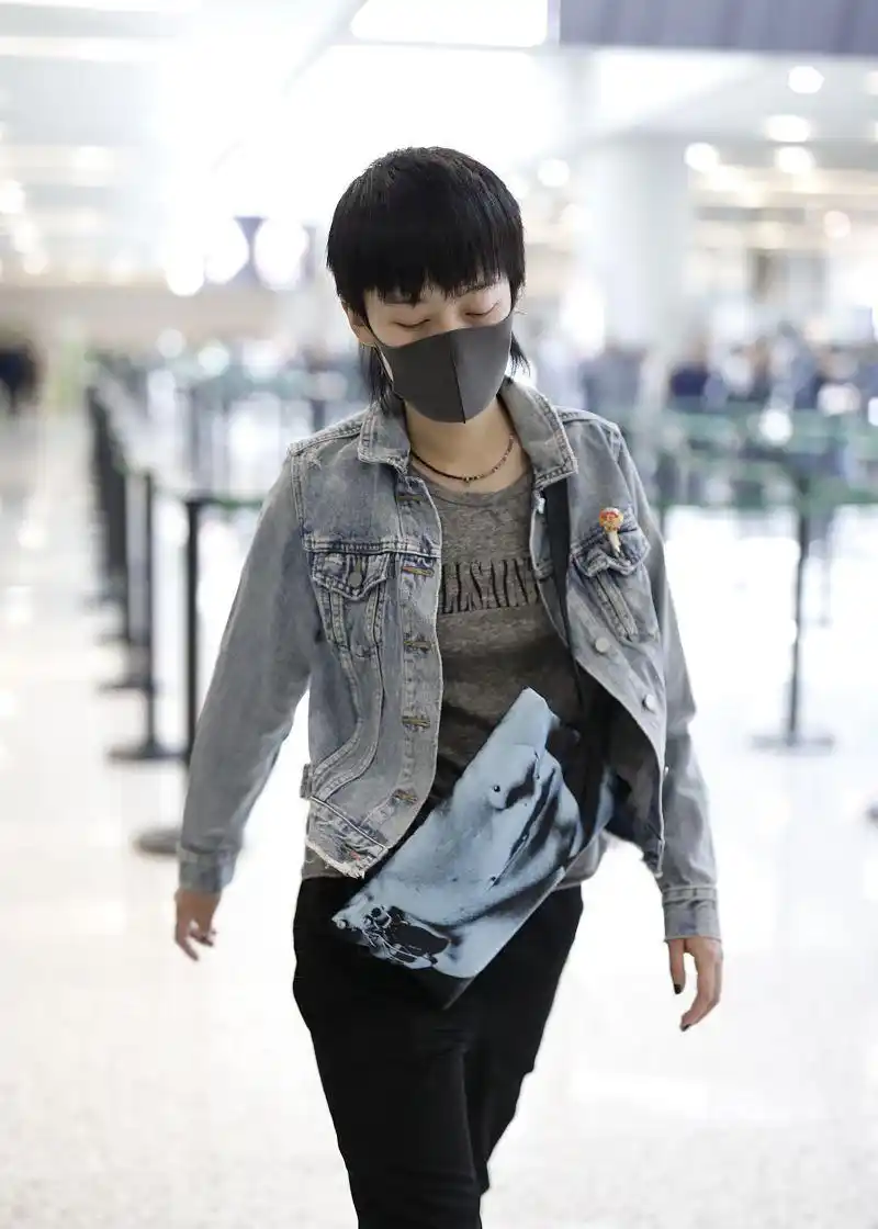 曾轶可终于露面现身机场,清爽短发变帅气boy