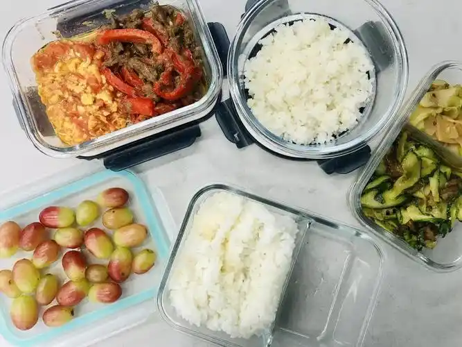 办公室带饭的年轻人