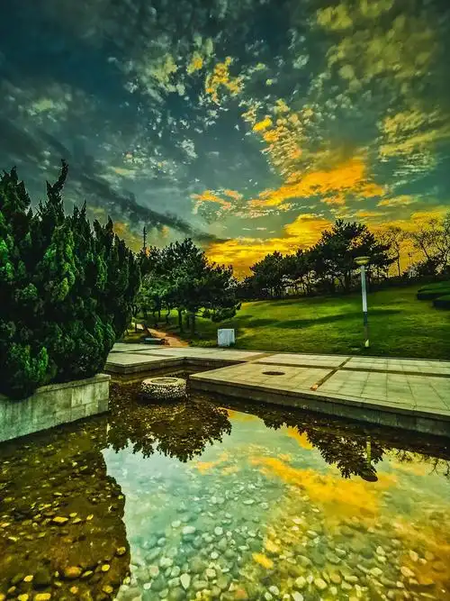 青岛傍晚的海滨公园