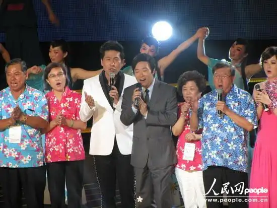 两岸演艺明星罗时丰,费玉清等和各界嘉宾演唱《客家本色》  吴亚明摄