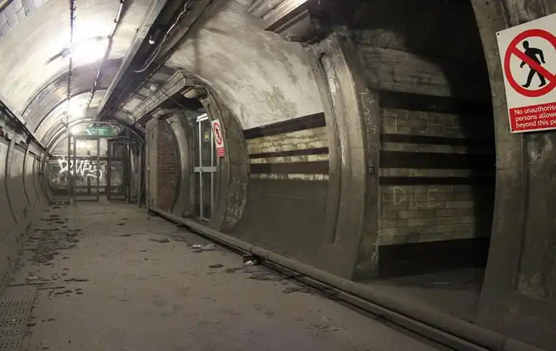 废弃百年地铁站破败不堪阴森恐怖