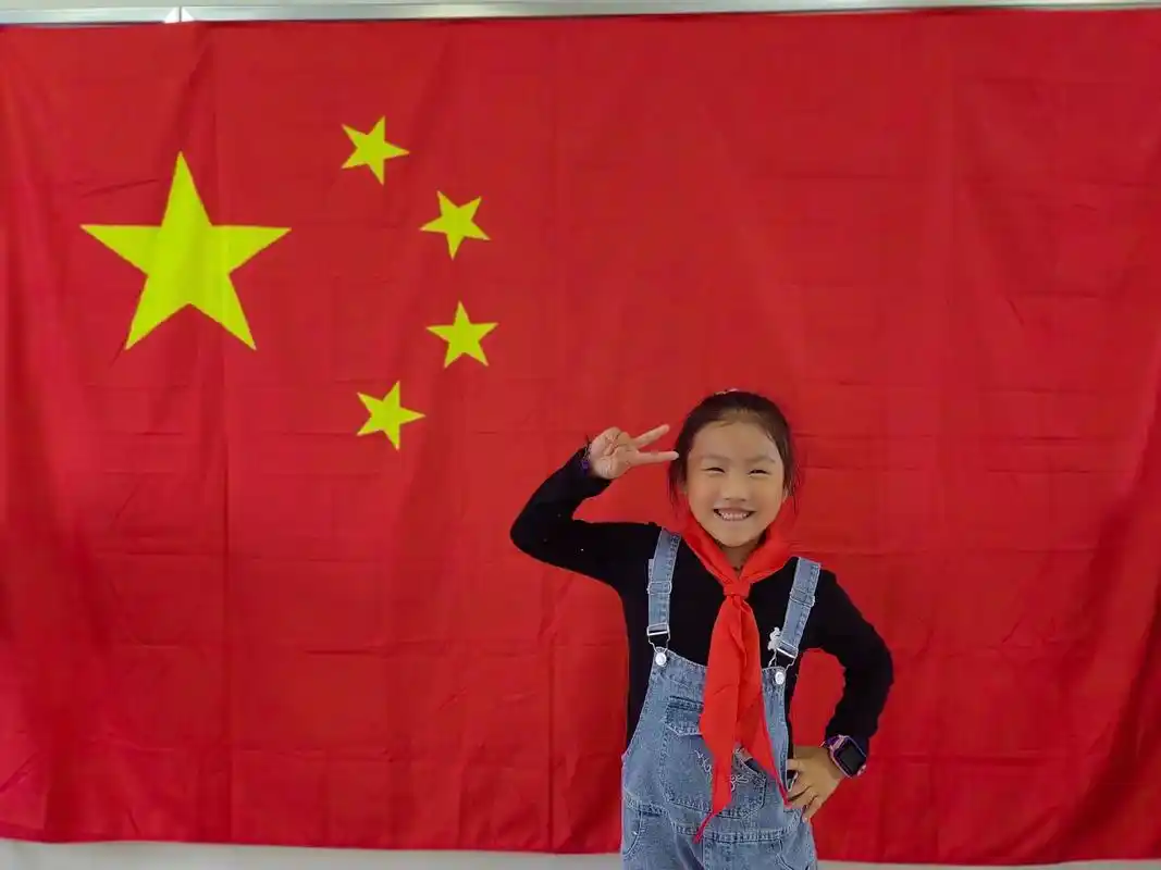 童心港湾的小花朵与国旗的合影来啦各位家长可以长按图片下载哦00
