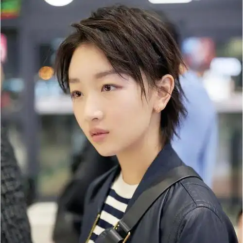 周冬雨头发越剪越短,身穿夹克套装,果然还是颜值撑面