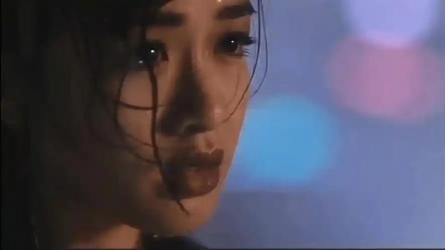 在1994年上映的《人鱼传说》中,饰演人鱼的钟丽缇与郑伊健谱出一段