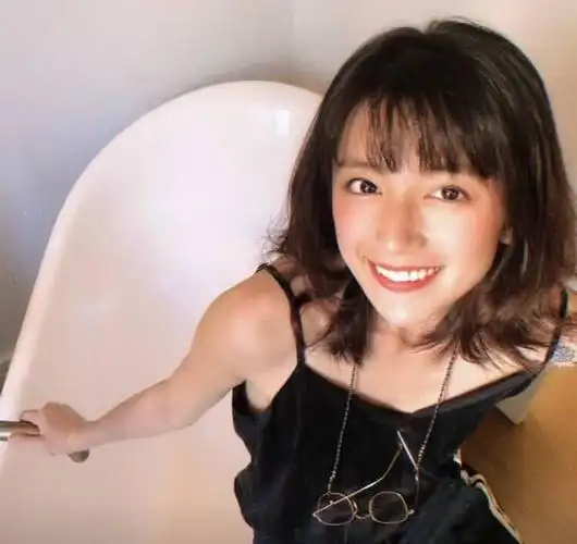 李诞女友轻颜晒照说糟糕是心动的感觉网友李诞看看你老婆多美