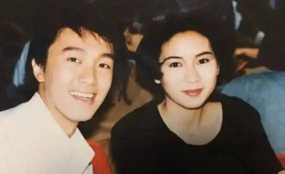 傅声对甄妮一见钟情,相处一段时候就肯定了恋爱关系