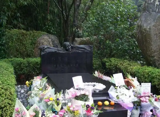 粉丝为高以翔点灯祈福被墓园美景深深打动古朴雅拙又仙气飘逸