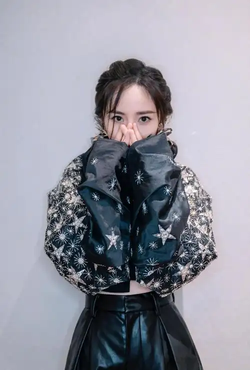 而对于长发的宝宝儿而言选择填空发型的种类就比较多啦