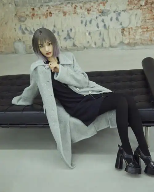 郑爽新造型辣眼睛渐变紫短发配绿色眼妆全新造型演绎别样魅力