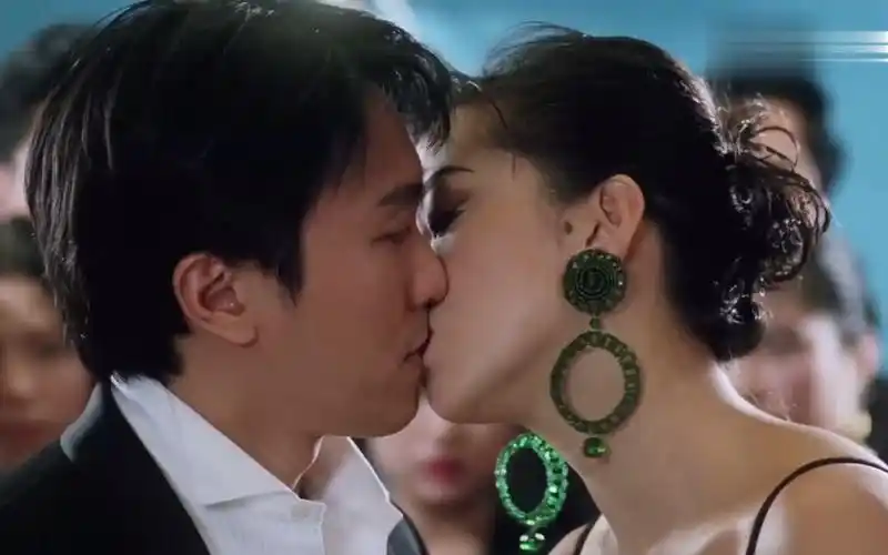 逃学威龙3:虽然你不是我的老公,但我还是要给你深情一吻