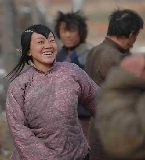 中搭档黄渤饰演泼辣,直率的村姑九儿,裹着厚厚一层尘土的臃肿花棉袄