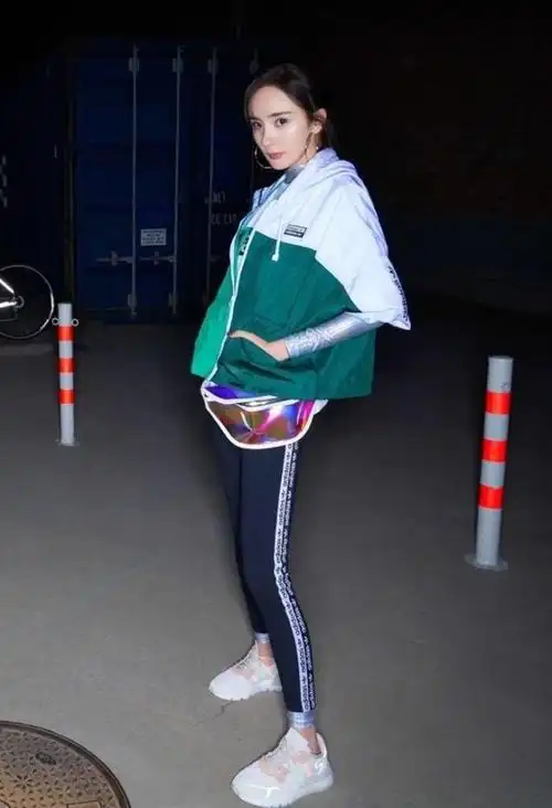 这款被杨幂带火的时尚裤子,相信尝试过的都知道,比起阔腿裤,牛仔裤和