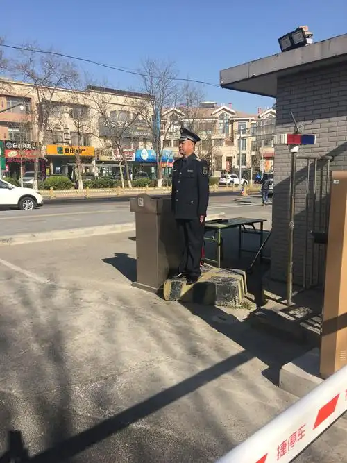 门口保安很认真站岗.在开发区很难见到如此正规的保安.