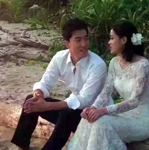 曝刘翔吴莎斐济结婚照 两人眼神交换深情对望