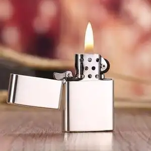 日本进口超薄煤油打火机图片