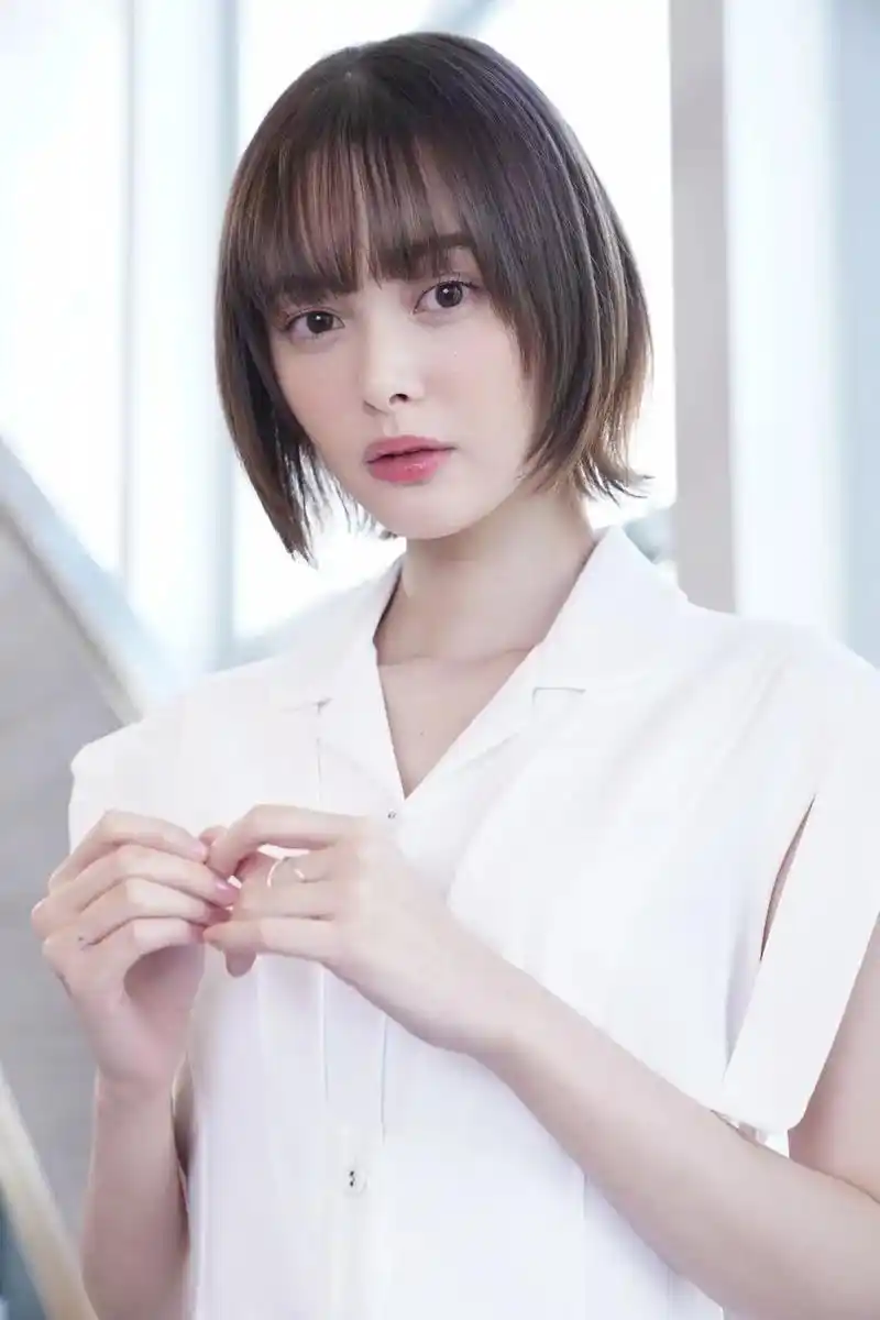 组图:玉城tina出席电视台记者会 贴脸吉祥物表情俏皮可爱