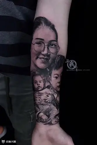 客人的老婆和两个儿子照片_纹身大咖图库