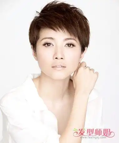 jane 分享到  中年人的发型也并不一定很短,梳中年人的偏分烫短发发型