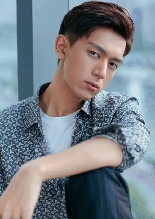 说到最近比较火的男明星,毫无疑问就是李现了插图(8)