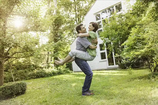 情侣,搂抱,玩,花园