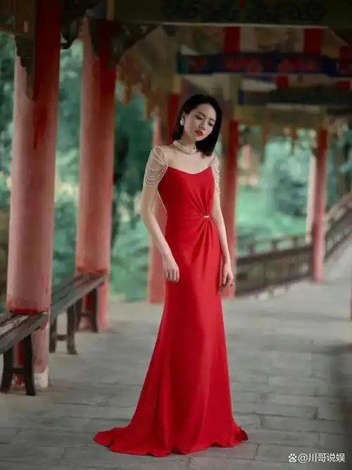 刘惜君订婚礼服写真惊艳酒红色礼服勾勒优雅气质美照引热议