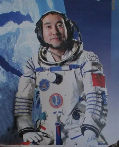 他是中国"太空漫步第一人",中央军委授予航天英雄,少将军衔!