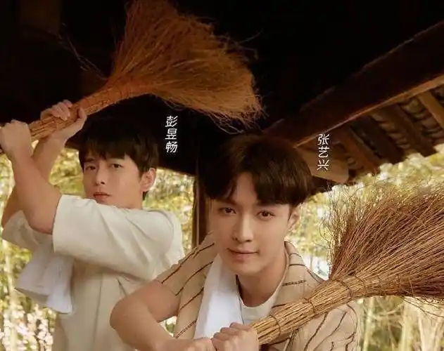 原创向往5张艺兴的拖拉机换成三轮车看清车里的人堪称偶像剧