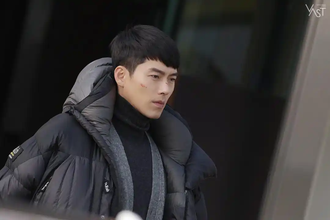 《爱的迫降》玄彬高清剧照大曝光 "颜值天才"跨越边界线与心上人重逢