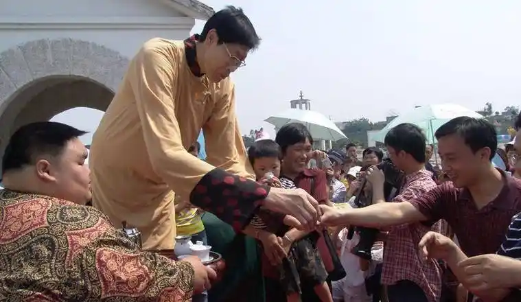 亚洲第一巨人张俊才:身高2米42,比姚明高半个头,结婚22年无子