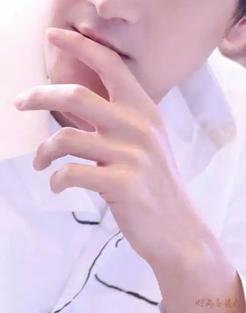 那些让人舔屏的男明星的手,易烊千玺的手应该去买个保险了!