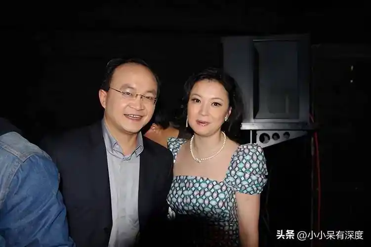 东方卫视名嘴袁鸣近照,发福似路人,记得她年轻时大方亲和的样子_节目