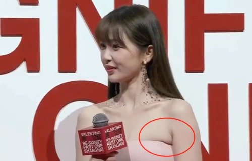 虞书欣刚靠美腿挽尊却学乔欣垫屁股?