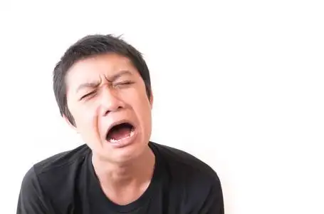 亚洲的年轻男人哭和伤心的人脸特征照片