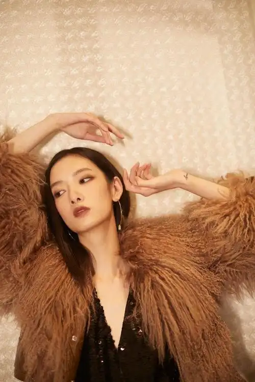 项偞婧写真图片,凌厉眼神尽显时尚女孩的酷美姿态