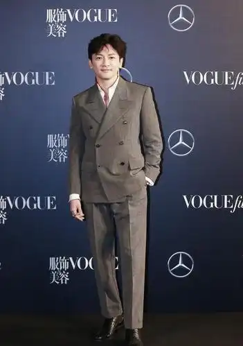 苏有朋穿"大人"西装,黑色皮鞋大气时尚,46岁还保持"童颜"