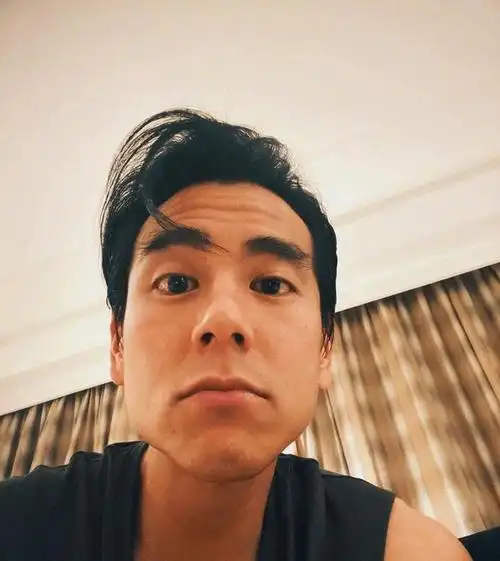 吃饭彭于晏坐身后, 她, 可以抱抱吗! 「心动反应」网羡慕翻